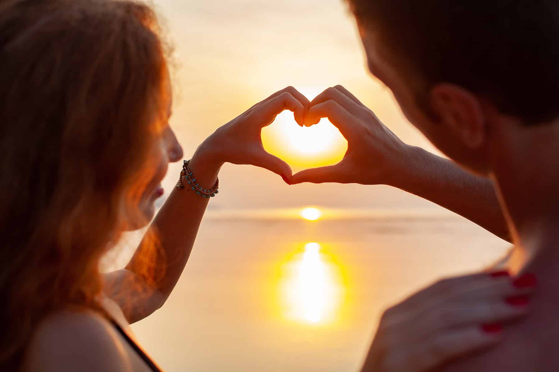 Beziehung klären (Karmaauflösung), Mann und Frau glücklich am Strand